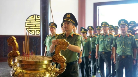 Về nguồn tại Di tích quốc gia đặc biệt Mộ Cụ Phó bảng Nguyễn Sinh Sắc và tặng học bổng cho học sinh