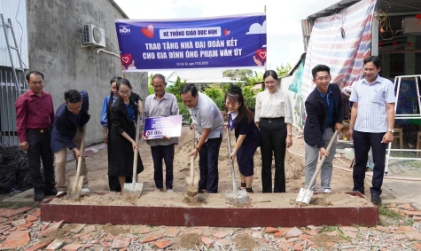 Xã Lấp Vò: Tặng quà cho người nghèo và hỗ trợ xây dựng nhà Đại đoàn kết