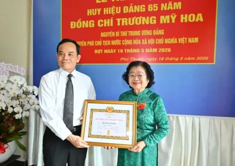 Bí thư Thành ủy TPHCM Trần Lưu Quang trao Huy hiệu Đảng đến đảng viên cao tuổi