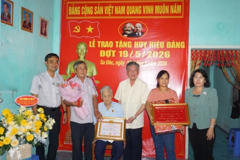 Đồng chí Ngô Chí Cường trao tặng Huy hiệu 80 năm tuổi Đảng cho các đảng viên lão thành tại phường Sa Đéc