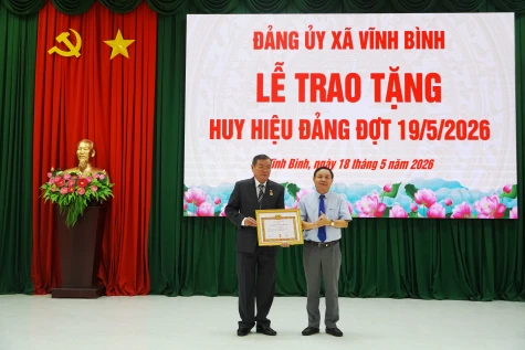 Phó Bí thư Thường trực Tỉnh ủy Đồng Tháp Phan Văn Thắng trao Huy hiệu Đảng tại xã Vĩnh Bình