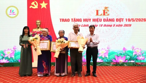 Phường Cao Lãnh: Tổ chức trao Huy hiệu Đảng cho 41 đảng viên đợt 19-5