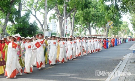 Đồng Tháp: Hơn 600 phụ nữ diễu hành áo dài, đồng diễn dân vũ kỷ niệm 136 năm Ngày sinh Chủ tịch Hồ Chí Minh