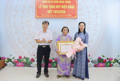 Đảng ủy xã Bình Hàng Trung tổ chức Lễ trao tặng Huy hiệu Đảng đợt 19-5