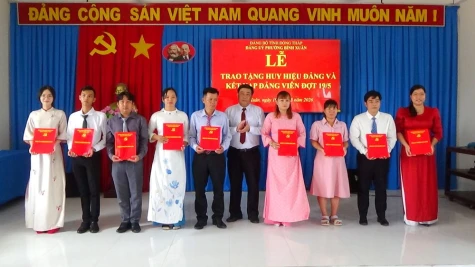 Phường Bình Xuân: Tổ chức Lễ trao tặng Huy hiệu Đảng và kết nạp đảng viên