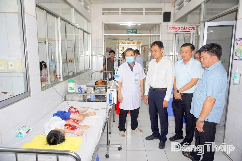 Bí thư Đảng ủy phường Sa Đéc thăm học sinh nghi ngộ độc thực phẩm đang điều trị tại bệnh viện