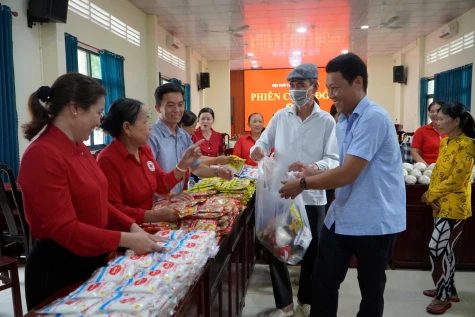 Xã Lấp Vò: Phát động Tháng nhân đạo và tổ chức “Phiên chợ 0 đồng” hỗ trợ hộ nghèo, người khiếm thị