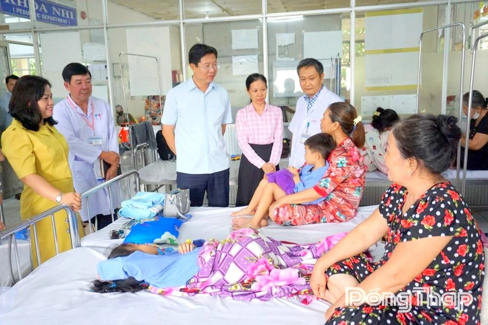 Phó Chủ tịch UBND tỉnh Huỳnh Minh Tuấn kiểm tra, thăm hỏi học sinh nghi ngộ độc thực phẩm tại Sa Đéc