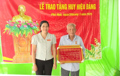 Đảng uỷ xã Phú Hựu trao Huy hiệu 55 năm tuổi Đảng cho đảng viên Nguyễn Ngọc Thà