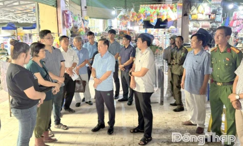 Lãnh đạo phường Sa Đéc thăm hỏi, hỗ trợ tiểu thương bị thiệt hại do cháy tại chợ Sa Đéc
