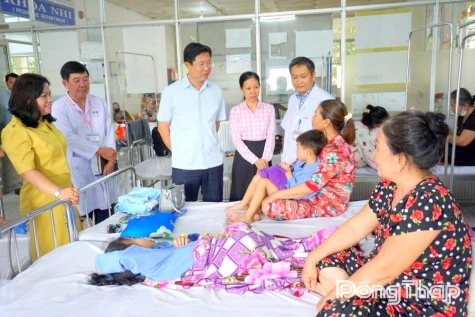 Phó Chủ tịch UBND tỉnh Huỳnh Minh Tuấn kiểm tra, thăm hỏi học sinh nghi ngộ độc thực phẩm tại Sa Đéc