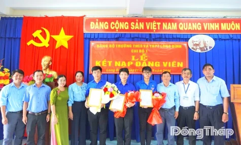 Trường THCS và THPT Long Bình kết nạp 3 học sinh ưu tú vào Đảng