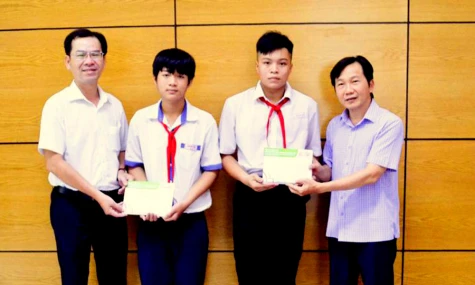 Trao học bổng 72 triệu đồng cho 2 học sinh có hoàn cảnh khó khăn