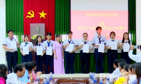 Trường THPT Chợ Gạo kết nạp 9 đảng viên là học sinh ưu tú