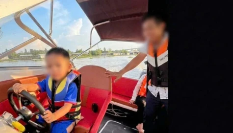 Cha cho con 3 tuổi lái ca nô rồi đăng lên mạng, bị xử phạt nặng