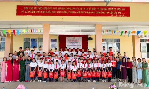 Trao học bổng cho học sinh có hoàn cảnh khó khăn tại xã Gia Thuận