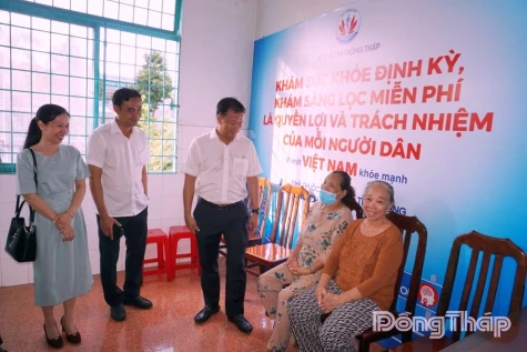 Đồng chí Nguyễn Phước Thiện dự chương trình khám sức khỏe định kỳ, khám sàng lọc miễn phí cho người dân phường Sa Đéc