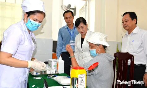 Đồng chí Châu Thị Mỹ Phương tham dự hoạt động khám sức khỏe định kỳ, khám sàng lọc miễn phí cho người dân