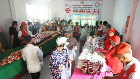 Xã Tân Khánh Trung: Tổ chức "Phiên chợ nhân đạo"