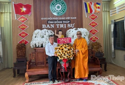 Đồng chí Đinh Văn Dũng thăm, chúc mừng Ban Trị sự Giáo hội Phật giáo Việt Nam tỉnh