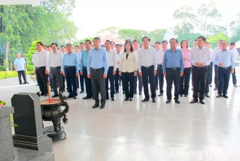 Thủ tướng Chính phủ Lê Minh Hưng viếng, dâng hương Mộ Cụ Phó bảng Nguyễn Sinh Sắc