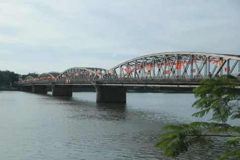 Cầu Trường Tiền sẽ được sơn lại màu nhũ bạc như dưới triều Nguyễn