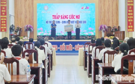 Trao học bổng “Thắp sáng ước mơ” cho em Nguyễn Hạo Thiên