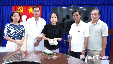 Trả lại hơn 60 triệu đồng và giấy tờ tùy thân cho khách hàng bỏ quên