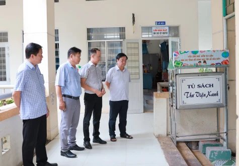 Nguyên Phó Chủ tịch Quốc hội Lê Minh Hoan thăm Trường Tiểu học Mỹ An tại xã Tháp Mười