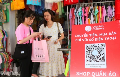 Từ chợ truyền thống đến thanh toán QR: Chuyển đổi số đang đi vào đời sống