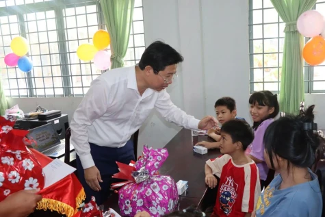 Phó Chủ tịch UBND tỉnh Huỳnh Minh Tuấn thăm, tặng quà trẻ mồ côi nhân Ngày 1-6