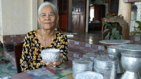 Giữ lửa nghề chạm bạc ở làng Chăm