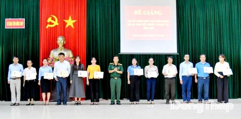 Đồng Tháp: Bế giảng lớp Bồi dưỡng kiến thức quốc phòng và an ninh đối tượng 3