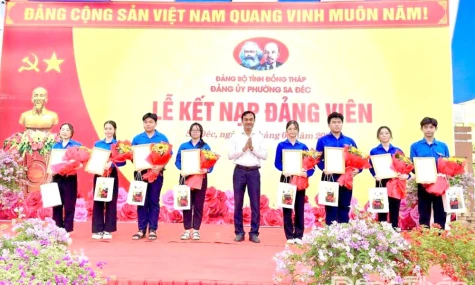 Phường Sa Đéc: Kết nạp 15 học sinh ưu tú vào Đảng