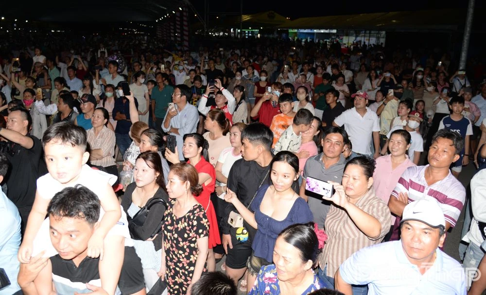 "Biển người" đổ về Lễ hội Trái cây Đồng Tháp lần thứ I