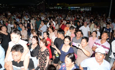 "Biển người" đổ về Lễ hội Trái cây Đồng Tháp lần thứ I