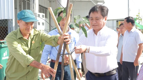Đồng chí Trần Văn Dũng dự lễ ra quân hưởng ứng phong trào “Toàn dân chung tay bảo vệ môi trường, vì một Việt Nam xanh - sạch - đẹp” tại xã Chợ Gạo