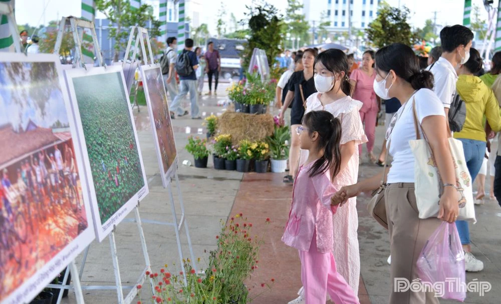 Đông đảo người dân đến tham quan Triển lãm ảnh “Nét đẹp miền sông nước”