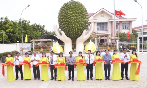 Xã Ngũ Hiệp: Công bố nhãn hiệu tập thể “Sầu riêng Ngũ Hiệp”, khánh thành biểu tượng quả sầu riêng