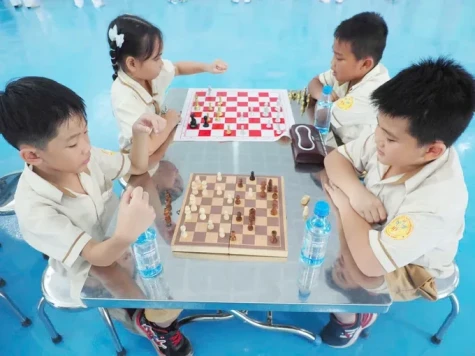 Muôn kiểu ứng phó với “học kỳ thứ ba”