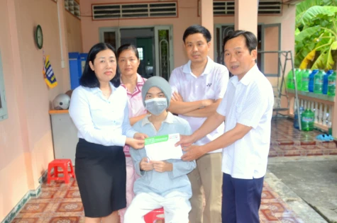 Công ty TNHH MTV Xổ số kiến thiết Tiền Giang: Trao 80 triệu đồng hỗ trợ 2 hoàn cảnh bệnh hiểm nghèo