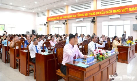 Thông qua Nghị quyết về việc thành lập, sắp xếp, tổ chức lại các khu phố