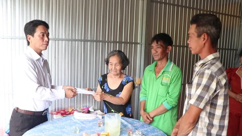 Lãnh đạo xã Mỹ Thọ thăm, hỗ trợ gia đình người lao động tử vong