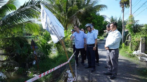 Đoàn công tác Sở Nông nghiệp và Môi trường khảo sát tình hình sạt lở trên địa bàn xã Tân Nhuận Đông