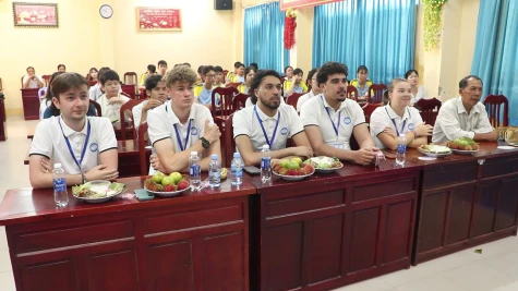 Giao lưu giữa sinh viên quốc tế và học sinh Trường THPT Cao Lãnh 1