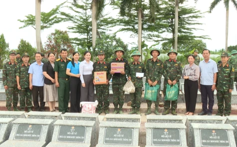Lãnh đạo xã Phú Hựu thăm hỏi, động viên cán bộ, chiến sĩ thực hiện nhiệm vụ lấy mẫu hài cốt liệt sĩ