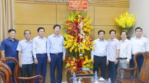 Phó Chủ tịch UBND tỉnh Đồng Tháp Huỳnh Minh Tuấn chúc mừng các cơ quan báo chí nhân dịp 21-6