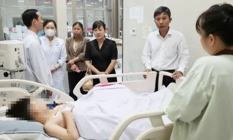 Lãnh đạo phường Đạo Thạnh thăm hỏi các bệnh nhân bị ngộ độc thực phẩm