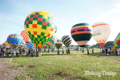 Artistic hot-air balloon display and Lotus Ao dai parade open Dong Thap Lotus Festival