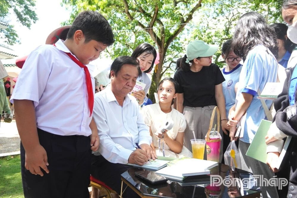 Giới thiệu sách và giao lưu tác giả "Mỗi nghề một bông hoa"